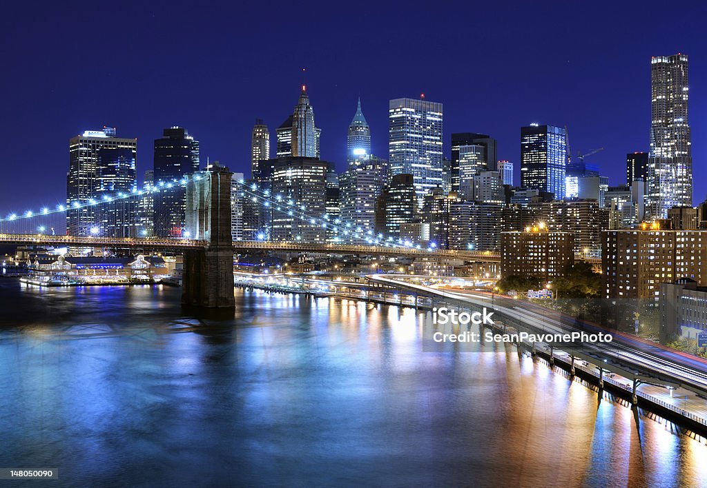 Noche-Vista del centro de la ciudad de Nueva York skyline - Foto de stock de Panorama urbano libre de derechos