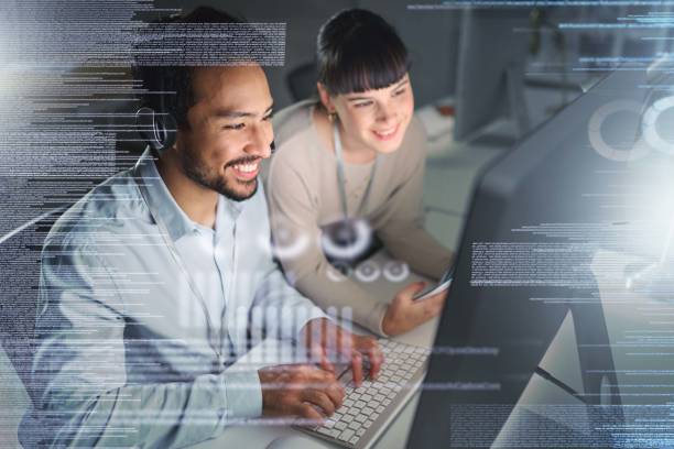 Man, woman and computer in night with overlay, smile and coaching for tech support, data analytics or web. Teamwork, learning and crm training with 3d holographic for collaboration, typing and job hombre, mujer y computadora en la noche con superposición, sonrisa y entrenamiento para soporte técnico, análisis de datos o web. trabajo en equipo, aprendizaje y capacitación en crm con holográficos 3d para colaboración, mecanografía y trabajo