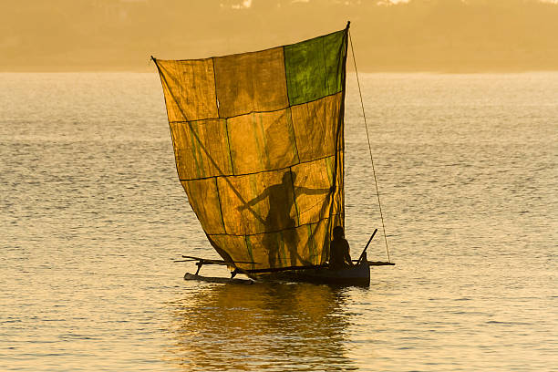 Vezo fishermens Vezo fishermens in the lagoon of Ifaty, southwestern Madagascar outrigger stock pictures, royalty-free photos & images