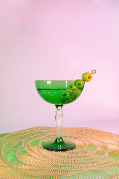 アールデコ調のグリーンクーペグラスのジンとベルモットの完璧さ - martini martini glass dirty martini olive ストックフォトと画像