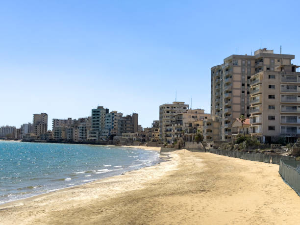 varosha ist das südliche viertel der famagusta unter der kontrolle von nordzypern - famagusta stock-fotos und bilder