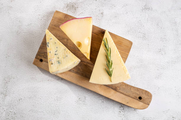 테이블에 다양한 종류의 치즈. - cheese wine food parmesan cheese 뉴스 사진 이미지