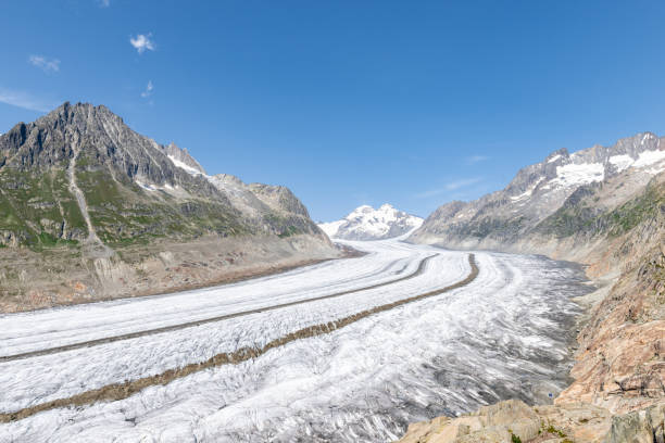 o poderoso glaciar aletsch e os picos montanhosos circundantes nos alpes suíços - glacier aletsch glacier switzerland european alps - fotografias e filmes do acervo