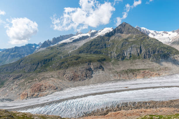 paisagem da montanha com uma geleira em primeiro plano - glacier aletsch glacier switzerland european alps - fotografias e filmes do acervo