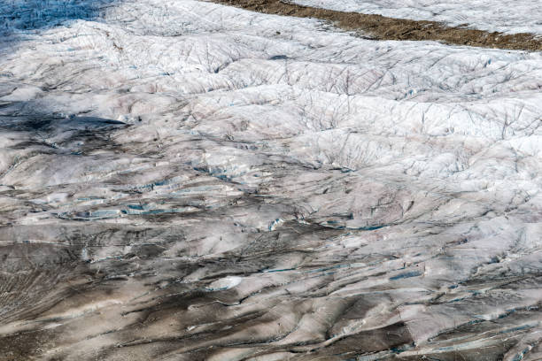 a superfície de gelo do glaciar aletsch nos alpes suíços - glacier aletsch glacier switzerland european alps - fotografias e filmes do acervo