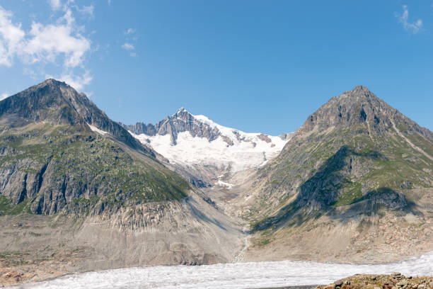 paisagem da montanha com uma geleira em primeiro plano - glacier aletsch glacier switzerland european alps - fotografias e filmes do acervo