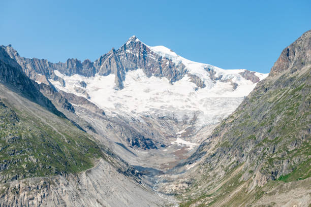 pico da montanha coberto de neve e o vale de uma antiga geleira nos alpes suíços - glacier aletsch glacier switzerland european alps - fotografias e filmes do acervo