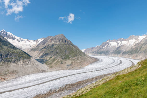 poderoso glaciar aletsch nos alpes suíços no cantão de valais - glacier aletsch glacier switzerland european alps - fotografias e filmes do acervo