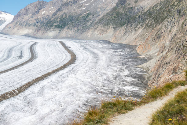 uma trilha para caminhadas no glaciar aletsch, nos alpes suíços - glacier aletsch glacier switzerland european alps - fotografias e filmes do acervo