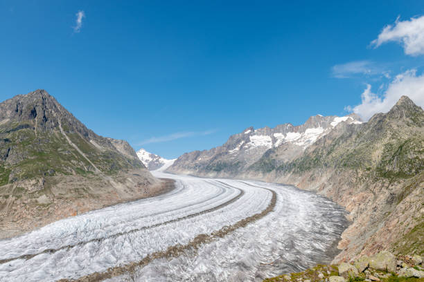 a poderosa geleira aletsch e os picos montanhosos circundantes nos alpes suíços - glacier aletsch glacier switzerland european alps - fotografias e filmes do acervo