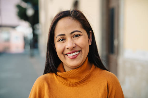 mujer filipina feliz divirtiéndose sonriendo frente a la cámara en el centro de la ciudad - filipino fotografías e imágenes de stock