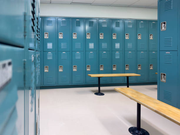 пустая раздевалка спортзала - locker room стоковые фото и изображения