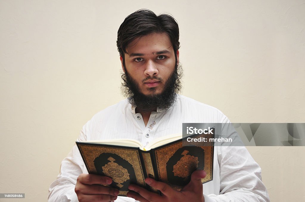 Adviseren Ongeëvenaard bedrag Holding Quran And Looking To Camera Stock Photo - Download Image Now -  Adult, Beard, Holding - iStock