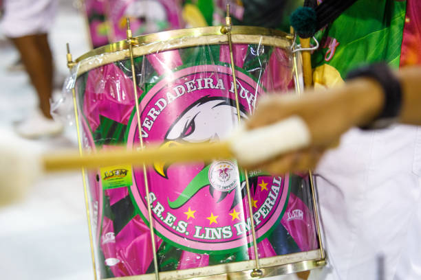 ブラジル、リオデジャネイロのリンスインペリアルサンバスクールのドラム - school of samba parade audio ストックフォトと画像
