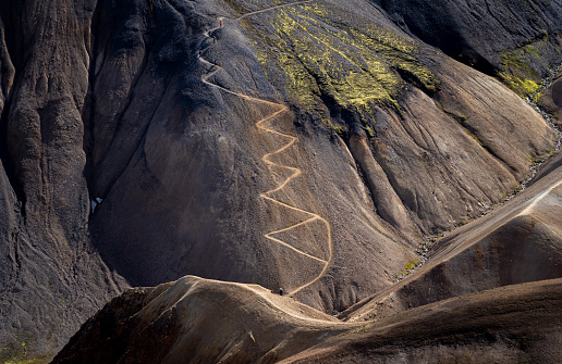 Difícil ruta de senderismo en Landmannalaugar, lugar turístico popular en Islandia photo