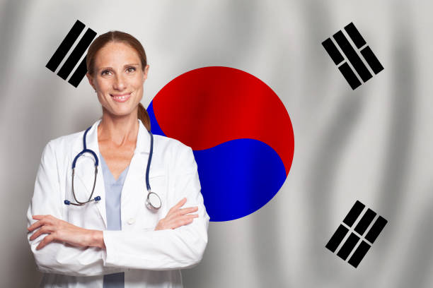 médecin généraliste coréen médecin généraliste sur le drapeau de la corée - portrait doctor paramedic professional occupation photos et images de collection