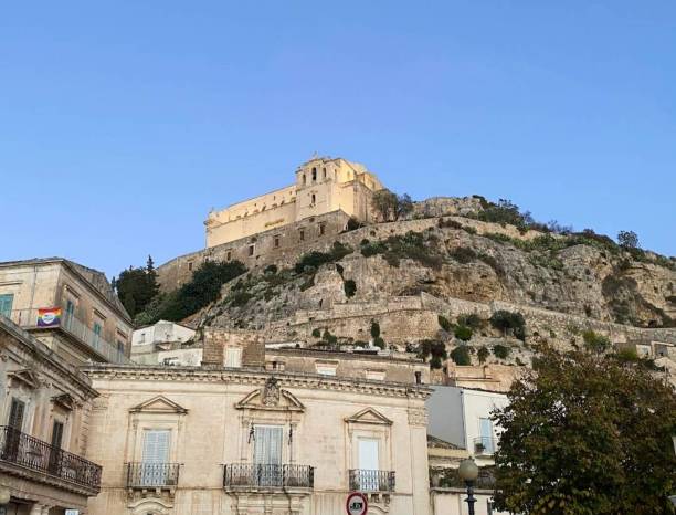 the church of san matteo is a church in scicli (province of ragusa), located on top of the homonymous hill. it is the symbol of the city. - scicli imagens e fotografias de stock