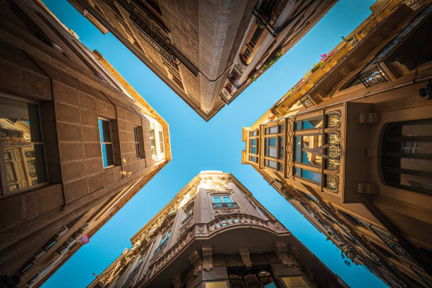 vista dal basso di quattro edifici nel centro storico di murcia con strade strette e cielo blu - murcia foto e immagini stock