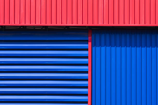 blaue aluminiumlamelle und wellblechwand mit rotem dach markise des bunten lagerhauses industriegebäude - architecture roof aluminum sheet industry stock-fotos und bilder