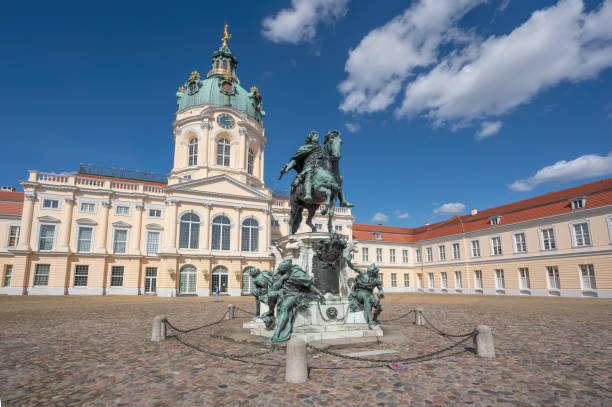 palacio de charlottenburg y estatua del gran elector friedrich wilhelm - berlín, alemania - federico guillermo ii de prusia fotografías e imágenes de stock