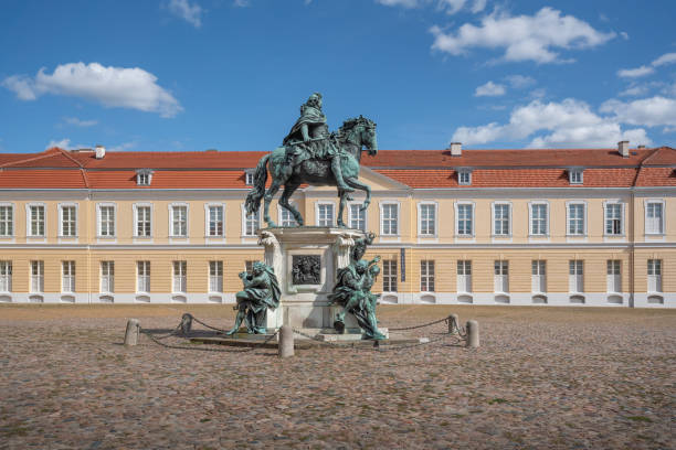 estatua del gran elector friedrich wilhelm en el palacio de charlottenburg - berlín, alemania - federico guillermo ii de prusia fotografías e imágenes de stock