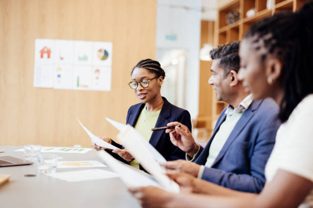 agentes inmobiliarios en una reunión con el cliente - afrocaribeño fotografías e imágenes de stock