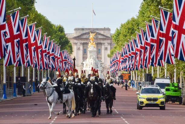 le household cavalry mounted regiment passe devant le palais de buckingham à travers le centre commercial bordé d’union jacks, londres, royaume-uni - palace buckingham palace london england famous place photos et images de collection