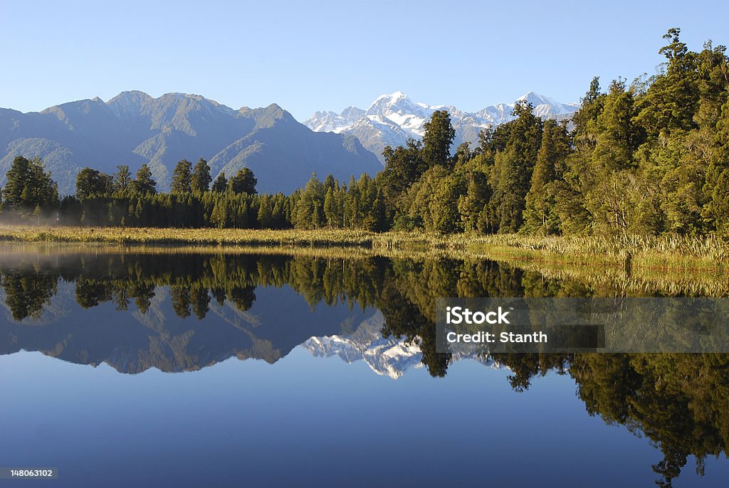 Matheson Lago reflection, South Island, Nova Zelândia - Foto de stock de Cordilheira royalty-free