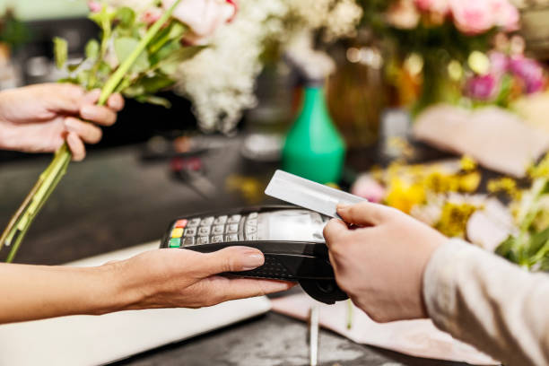 istock Buying flowers with credit card 1480636519