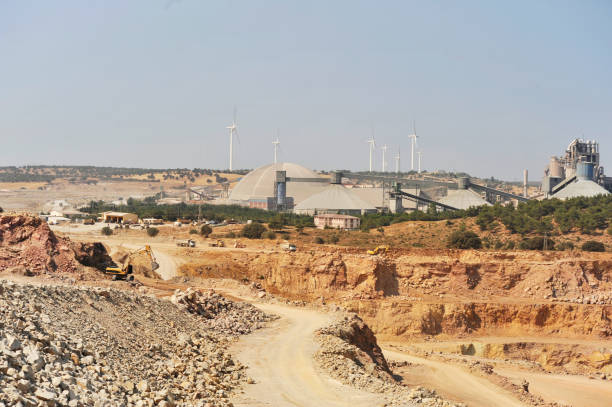 les excavateurs travaillent dans une carrière minière - surface mine photos et images de collection