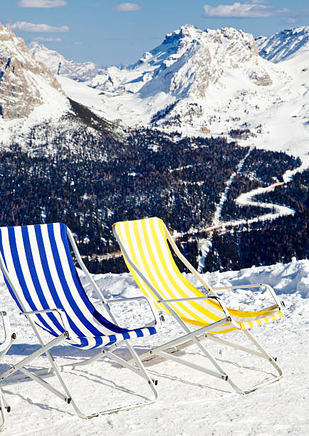 Ski lounge Empty folding chairs on top of a mountain against ski area apres ski stock pictures, royalty-free photos & images