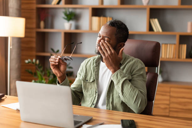 stanco maschio nero maturo triste si toglie gli occhiali, strofinandosi gli occhi, soffrendo di superlavoro e superlavoro - mature adult men male african descent foto e immagini stock