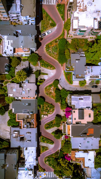 drone de lombard street - san francisco county lombard street street house photos et images de collection