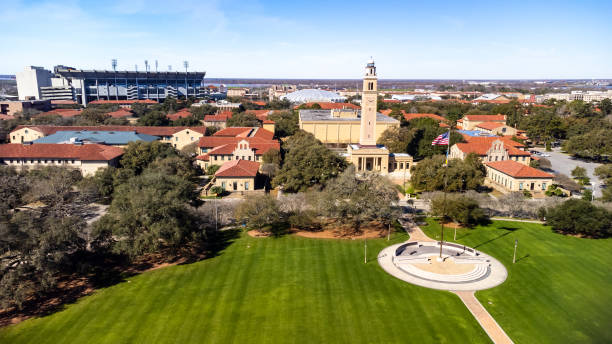 la memorial tower sur le campus de lsu est un mémorial aux louisianais morts pendant la première guerre mondiale, avec le tiger stadium et le pete maravich assembly center en arrière-plan. - lsu photos et images de collection