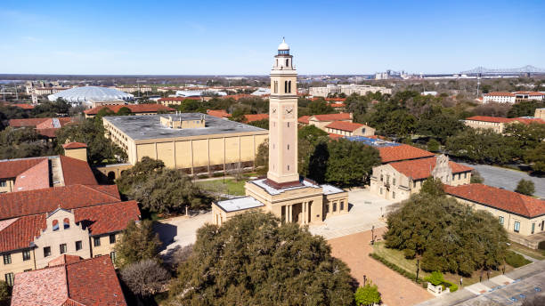 la memorial tower sur le campus de lsu est un mémorial dédié aux louisianais morts pendant la première guerre mondiale. - lsu photos et images de collection