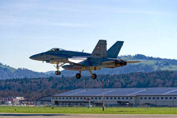 jagdflugzeug der schweizer luftwaffe im anflug auf den flugplatz. - airfield mountain snow airport stock-fotos und bilder