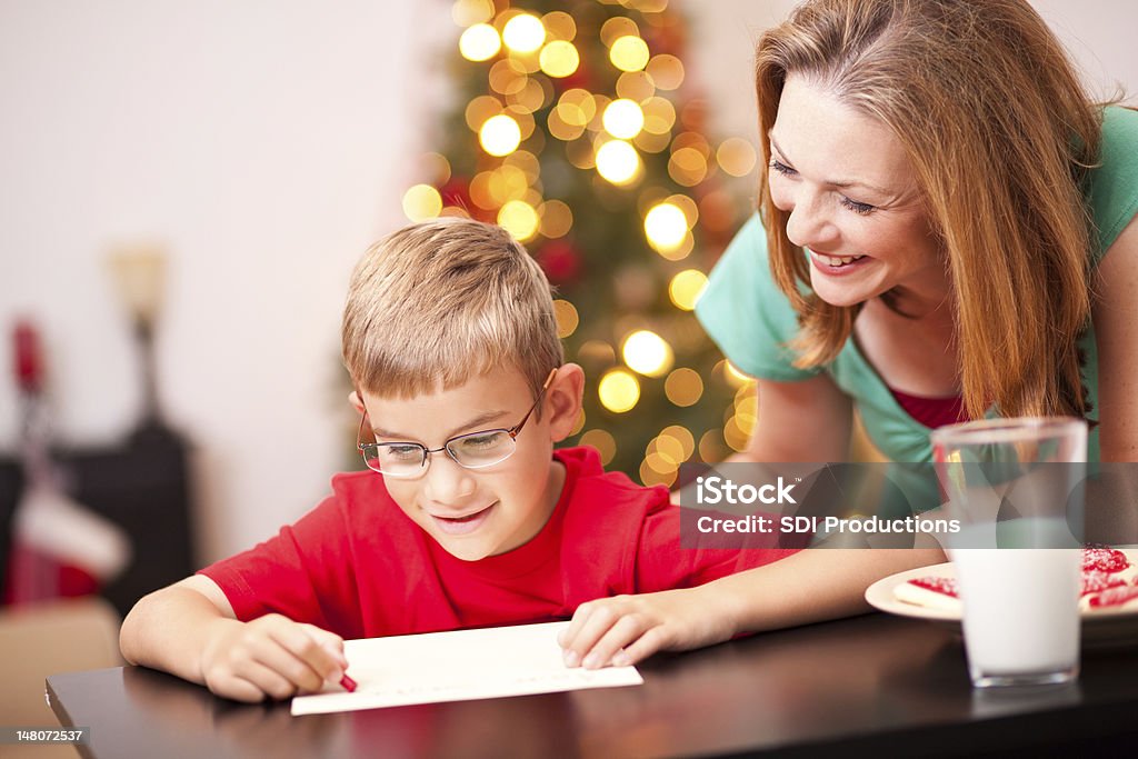 Jeune garçon écrit Note à Santa le réveillon de Noël - Photo de Famille libre de droits