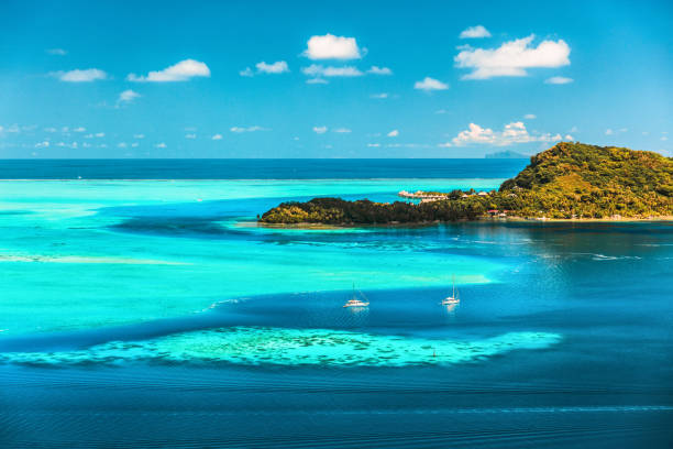 bora bora tahiti reise flitterwochen reiseziel luxus-resort-urlaub luftlandschaft in französisch-polynesien. blau - bora bora atoll stock-fotos und bilder