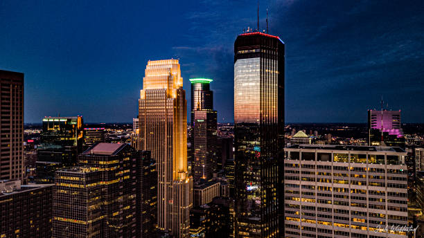 Minneapolis Skyline Downtown Minneapolis skyline at dusk minneapolis stock pictures, royalty-free photos & images