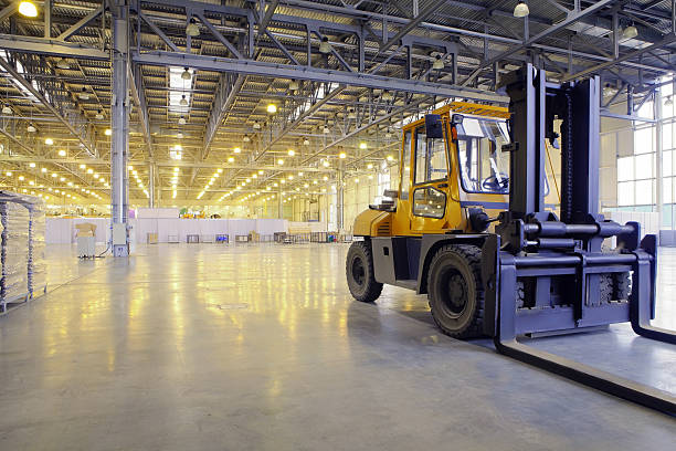 cargador modernas storehouse - construction concrete large building activity fotografías e imágenes de stock