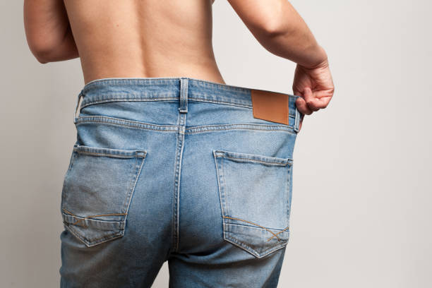 oversize-jeans, die am modell getragen werden - teen obesity stock-fotos und bilder