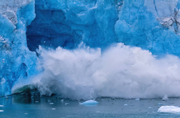 北極圏の海沿いの分娩氷河 - ice arctic crevasse glacier ストックフォトと画像