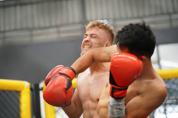 muay thai, l’art martial de la thaïlande, un coude puissant qui frappe le visage ou la tête de l’adversaire. causer à l’adversaire des blessures cassées, des saignements, peut perdre à cause d’une blessure mortelle - sport art muay thai martial photos et images de collection