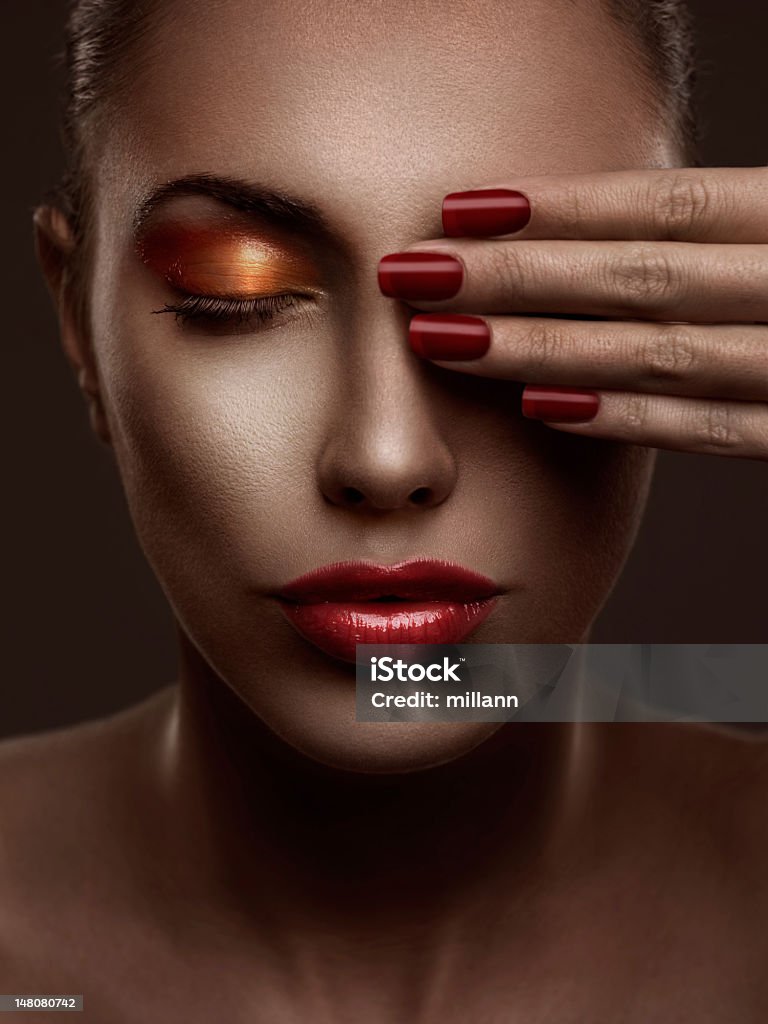 Faccia e mani con unghie rosse. - Foto stock royalty-free di Smalto per unghie