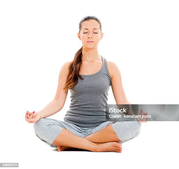 Hermosa Mujer Haciendo Ejercicio De Yoga Foto de stock y más banco de imágenes de Adulto - Adulto, Bienestar, Blanco - Color