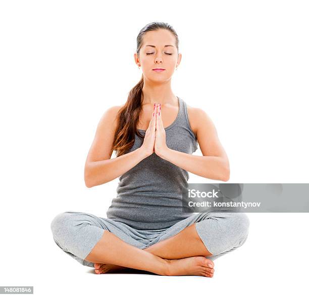 Photo libre de droit de Calme Jolie Femme Faisant Yoga Exercices banque d'images et plus d'images libres de droit de Adulte - Adulte, Assis, Bien-être