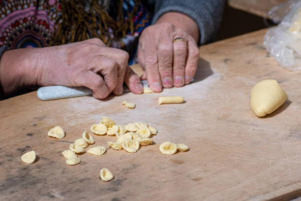 frische orecchiette oder orecchietta, handgemachte pasta, die typisch für apulien oder apulien ist - orecchiette stock-fotos und bilder