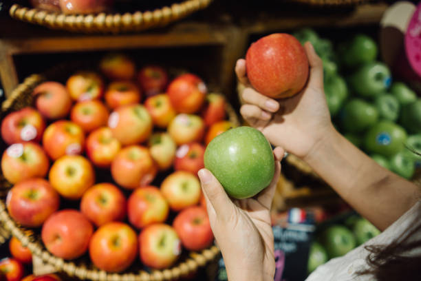 リンゴのベジタリアンまたはビーガンショッピング、健康とウェルネスのライフスタイルのコンセプトのための天然栄養素。 - apple stack red fruit ストックフォトと画像