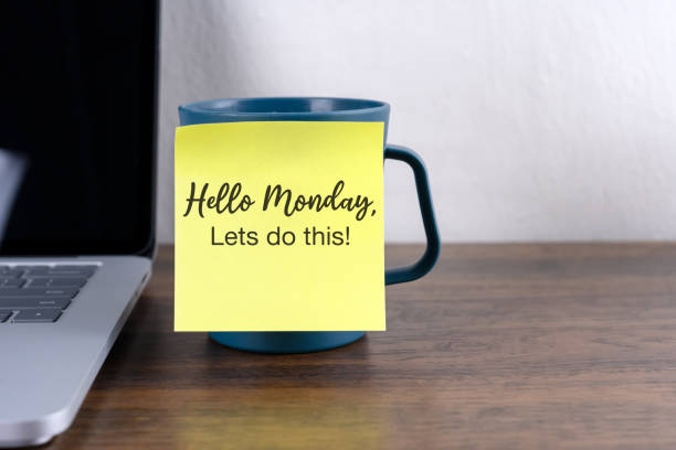 nota adhesiva con texto hola lunes, hagamos esto! - monday fotografías e imágenes de stock