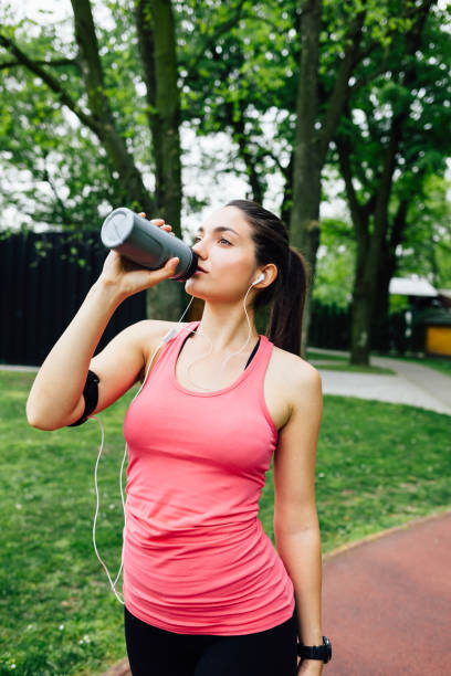 istock Sporty woman drinking water after exercise 1480843114
